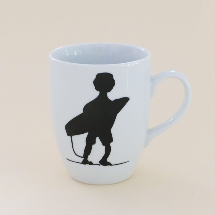 MUG LE SURFEUR DE FAMILY SURF UNE EXCLU ASSIETTES ET COMPAGNIE