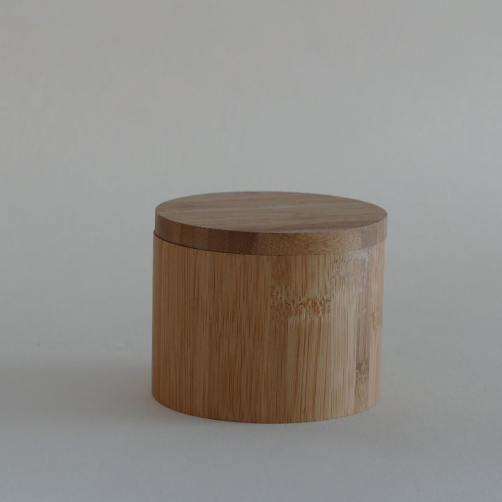 petit pot en bambou pour mettre du sel, des épices ou du thé en vrac, très pratique avec son petit aimant, ce pot trouve sa place dans la cuisine