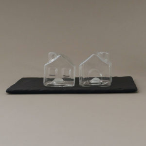 salière les deux maison en verre, "la ville"en porcelaine, idéal pour mettre sur la table pour avoir du sel et du poivre moulu en appoint de vos plats