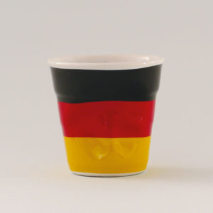la tasse Allemagne fait partie de la collection flag par revol, une série de tasses froissées en porcelaine éditée pas revol à partir d'une idée originale de béatrice pene créatrice d'assiettes et compagnie