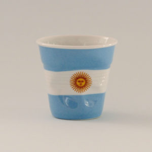 la tasse Argentine fait partie de la collection flag par revol, une série de tasses froissées en porcelaine éditée pas revol à partir d'une idée originale de béatrice pene créatrice d'assiettes et compagnie