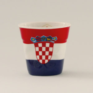 la tasse Croatie fait partie de la collection flag par revol, une série de tasses froissées en porcelaine éditée pas revol à partir d'une idée originale de béatrice pene créatrice d'assiettes et compagnie