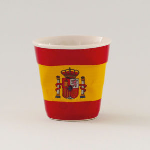 la tasse Espagne fait partie de la collection flag par revol, une série de tasses froissées en porcelaine éditée pas revol à partir d'une idée originale de béatrice pene créatrice d'assiettes et compagnie