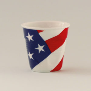 la tasse USA fait partie de la collection flag par revol, une série de tasses froissées en porcelaine éditée pas revol à partir d'une idée originale de béatrice pene créatrice d'assiettes et compagnie