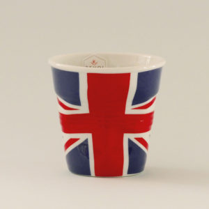 la tasse Grande Bretagne fait partie de la collection flag par revol, une série de tasses froissées en porcelaine éditée pas revol à partir d'une idée originale de béatrice pene créatrice d'assiettes et compagnie