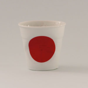 la tasse Japon fait partie de la collection flag par revol, une série de tasses froissées en porcelaine éditée pas revol à partir d'une idée originale de béatrice pene créatrice d'assiettes et compagnie