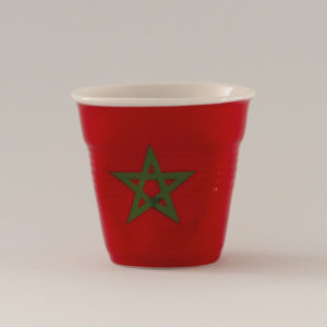 la tasse Maroc fait partie de la collection flag par revol, une série de tasses froissées en porcelaine éditée pas revol à partir d'une idée originale de béatrice pene créatrice d'assiettes et compagnie