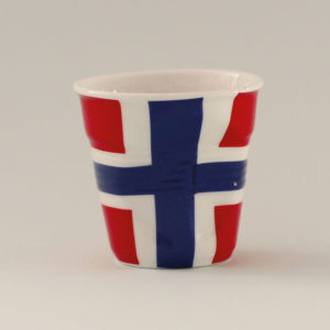 la tasse Norvège fait partie de la collection flag par revol, une série de tasses froissées en porcelaine éditée pas revol à partir d'une idée originale de béatrice pene créatrice d'assiettes et compagnie
