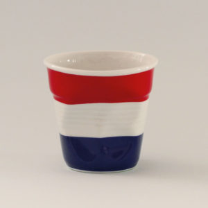 la tasse Pays bas fait partie de la collection flag par revol, une série de tasses froissées en porcelaine éditée pas revol à partir d'une idée originale de béatrice pene créatrice d'assiettes et compagnie