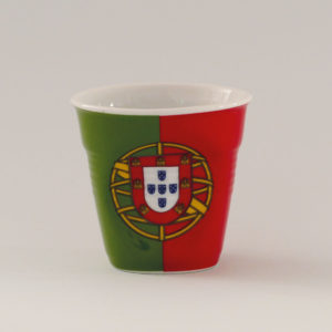 la tasse Portugal fait partie de la collection flag par revol, une série de tasses froissées en porcelaine éditée pas revol à partir d'une idée originale de béatrice pene créatrice d'assiettes et compagnie