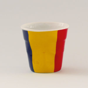la tasse roumanie fait partie de la collection flag par revol, une série de tasses froissées en porcelaine éditée pas revol à partir d'une idée originale de béatrice pene créatrice d'assiettes et compagnie