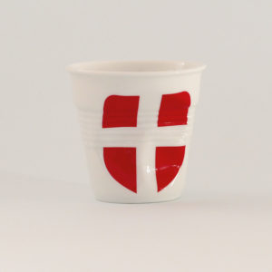 la tasse Savoie fait partie de la collection flag par revol, une série de tasses froissées en porcelaine éditée pas revol à partir d'une idée originale de béatrice pene créatrice d'assiettes et compagnie