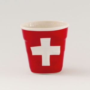 la tasse Suisse fait partie de la collection flag par revol, une série de tasses froissées en porcelaine éditée pas revol à partir d'une idée originale de béatrice pene créatrice d'assiettes et compagnie