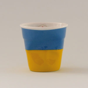 la tasse Ukraine fait partie de la collection flag par revol, une série de tasses froissées en porcelaine éditée pas revol à partir d'une idée originale de béatrice pene créatrice d'assiettes et compagnie