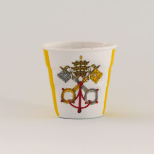 la tasse Vatican fait partie de la collection flag par revol, une série de tasses froissées en porcelaine éditée pas revol à partir d'une idée originale de béatrice pene créatrice d'assiettes et compagnie
