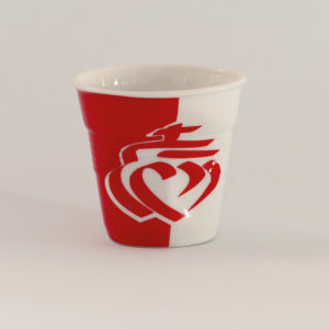 la tasse Vendée fait partie de la collection flag par revol, une série de tasses froissées en porcelaine éditée pas revol à partir d'une idée originale de béatrice pene créatrice d'assiettes et compagnie