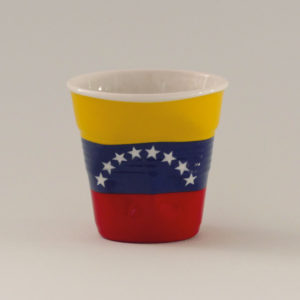 la tasse Vénézuela fait partie de la collection flag par revol, une série de tasses froissées en porcelaine éditée pas revol à partir d'une idée originale de béatrice pene créatrice d'assiettes et compagnie