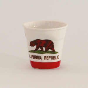 la tasse Californie fait partie de la collection flag par revol, une série de tasses froissées en porcelaine éditée pas revol à partir d'une idée originale de béatrice pene créatrice d'assiettes et compagnie