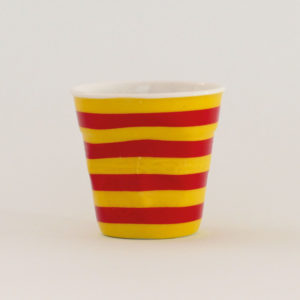 la tasse Catalogne fait partie de la collection flag par revol, une série de tasses froissées en porcelaine éditée pas revol à partir d'une idée originale de béatrice pene créatrice d'assiettes et compagnie