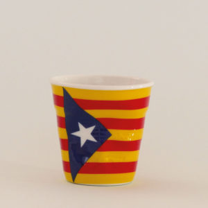 la tasse Catalogne indépendantiste fait partie de la collection flag par revol, une série de tasses froissées en porcelaine éditée pas revol à partir d'une idée originale de béatrice pene créatrice d'assiettes et compagnie