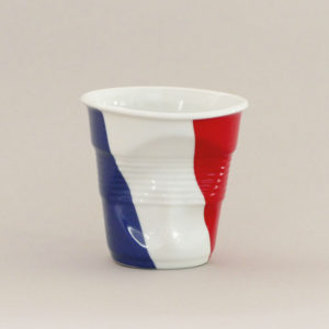 la tasse France fait partie de la collection flag par revol, une série de tasses froissées en porcelaine éditée pas revol à partir d'une idée originale de béatrice pene créatrice d'assiettes et compagnie