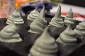 avant la cuisson les pavlova sapin de noel dans des moules en silicone - recette assiettes et gourmandises