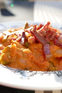 piperade basque dans assiette pays basque, comment déguster le pays basque dans une recette simple et délicieuse