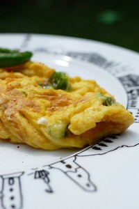 l'omelette au piment doux est une recette emblématique du pays basque sur une assiette basque création béatrice pene pour assiettes et compagnie - fabrication revol porcelaines