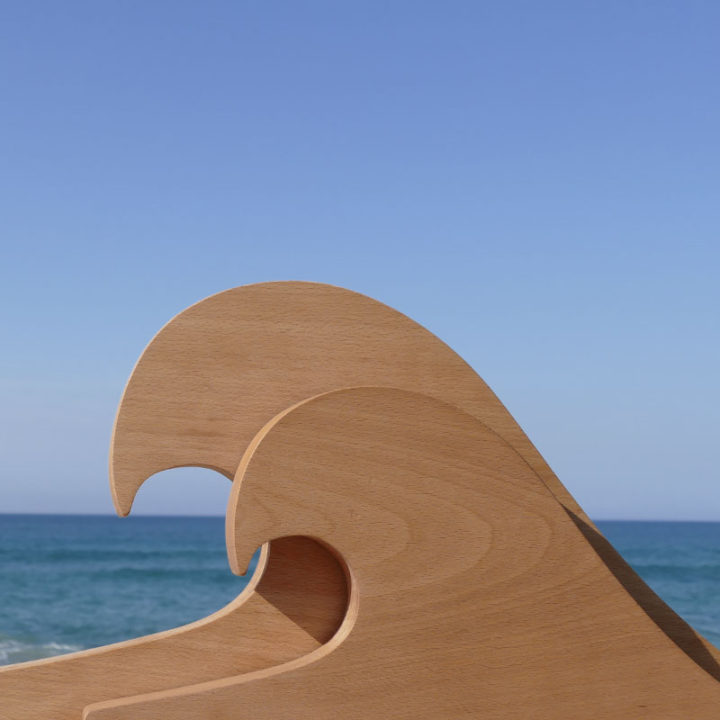 planches-les vagues, une collection de planches à découper en hêtre massif, qui se tiennent debout comme une belle vague de l'atlantique, made in france - création originale assiettes et compagnie