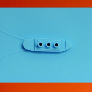 couvercle en silicone pour protéger votre plaque des éclats d'eau bouillante, la vapeur s'échappe des cheminées du paquebot, beaucoup d'umour sur cet ustensile de cuisine - trouvaille d'assiettes et compagnie