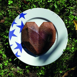 moule en sicilone coeur en 3 dimensions, pour faire un gateau à facettes, magnifique et très design à présenter sur un plat étoile d'assiettes et compagnie