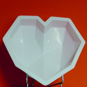 moule en sicilone coeur en 3 dimensions, pour faire un gateau à facettes, magnifique et très design