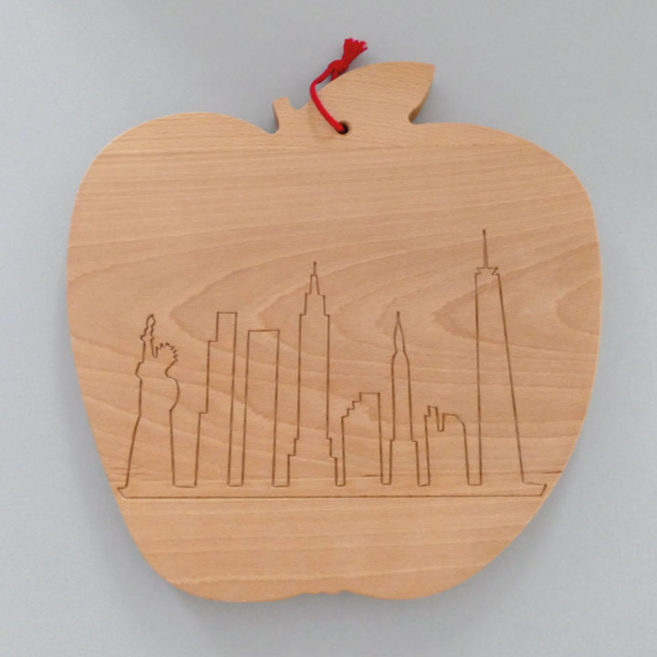 la planche big apple est un hommage à new york et ses gratte ciel elle est énorme, c'est la plus grande, presque un billot de cuisine - créaation assiettes et compagnie