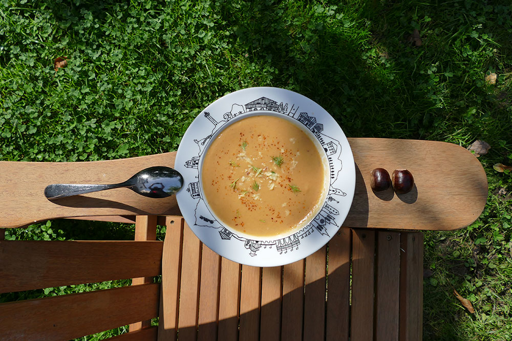 soupe à la chataigne dans saladier paris et dans assiette creuse pays basque, des créations assiettes et compagnie