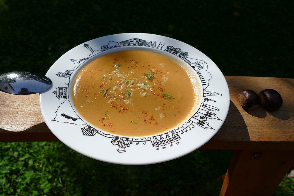 soupe à la chataigne dans saladier paris et dans assiette creuse pays basque, des créations assiettes et compagnie