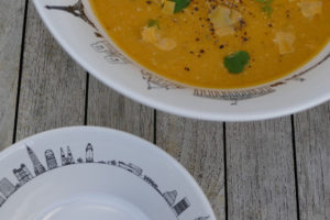 soupe à la chataigne dans saladier paris et dans assiette creuse pays basque, des créations assiettes et compagnie