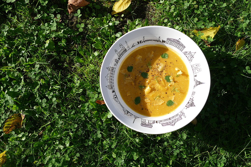 soupe à la chataigne dans saladier paris et dans assiette creuse pays basque, des créations assiettes et compagnie