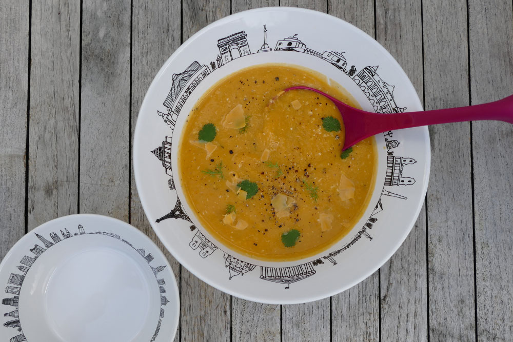 soupe à la chataigne dans saladier paris et dans assiette creuse pays basque, des créations assiettes et compagnie