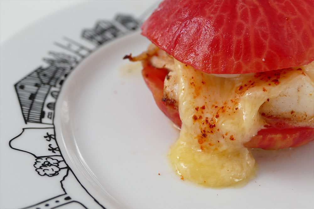 burger des fêtes de bayonne avec assiette basque, tasse drapeau basque par assiettes et compagnie