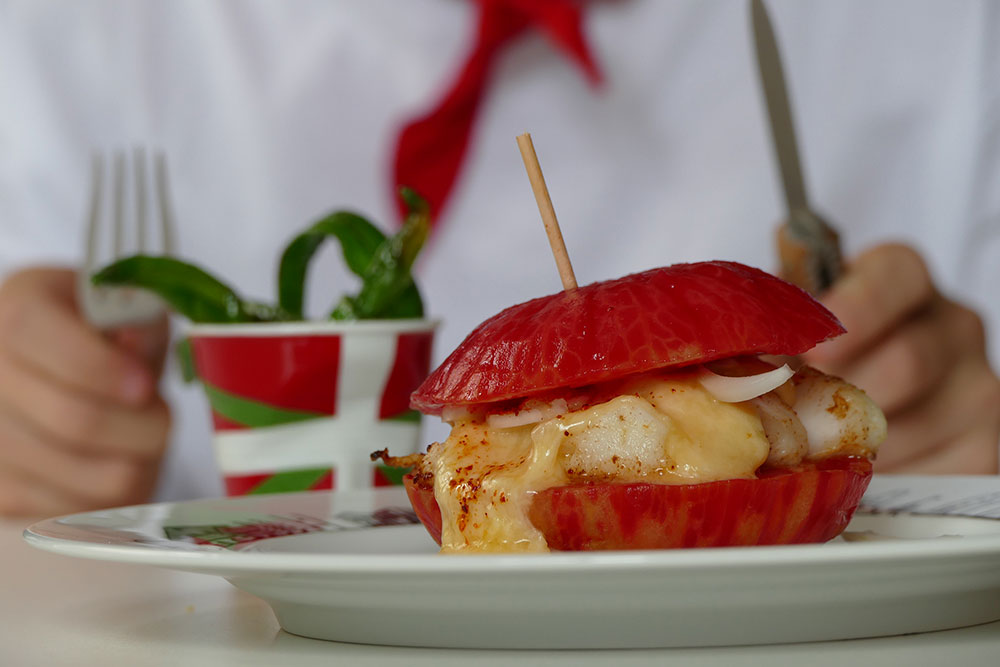 burger des fêtes de bayonne avec assiette basque, tasse drapeau basque par assiettes et compagnie