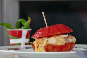 burger des fêtes de bayonne avec assiette basque, tasse drapeau basque par assiettes et compagnie