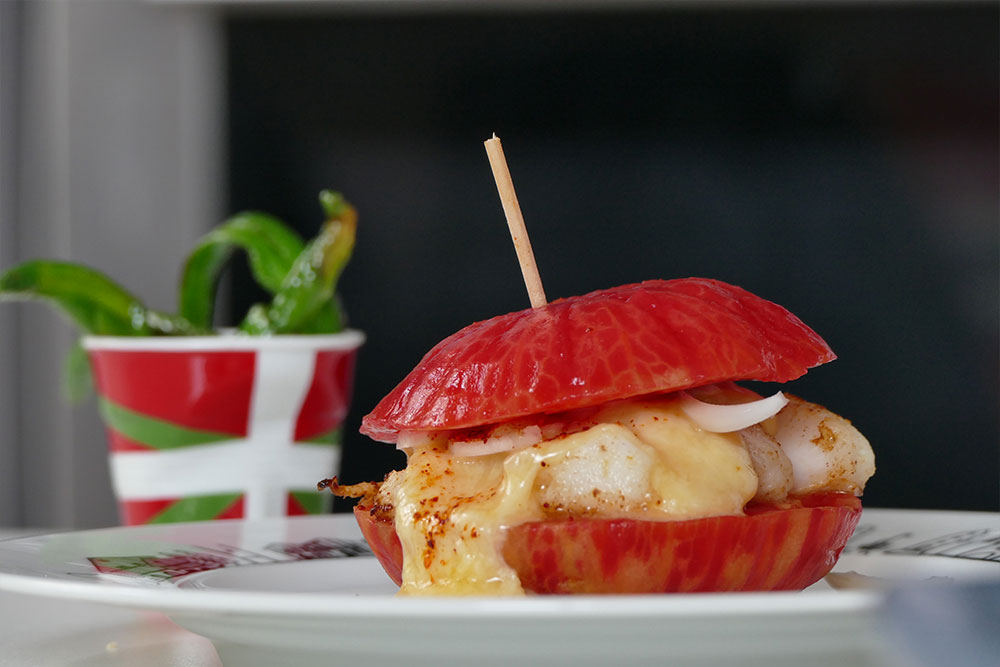 burger des fêtes de bayonne avec assiette basque, tasse drapeau basque par assiettes et compagnie