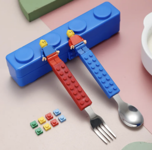 couverts lego pour enfants avec boite de rangement, une idée géniale pour les repas des enfants