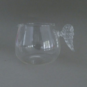 crémier en verre avec une anse en forme d'aile d'ange, une très jolie réalisation