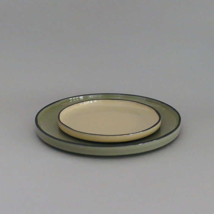 assiette en porcelaine noire et émaillée à la main dans la manufacture revol, collection caractère par noé duchaufour lawrance