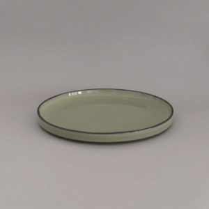 assiette en porcelaine noire et émaillée à la main dans la manufacture revol, collection caractère par noé duchaufour lawrance