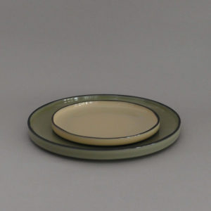 assiette en porcelaine noire et émaillée à la main dans la manufacture revol, collection caractère par noé duchaufour lawrance