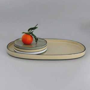 assiette en porcelaine noire et émaillée à la main dans la manufacture revol, collection caractère par noé duchaufour lawrance