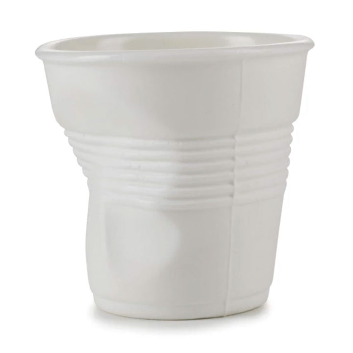 une tasse porcelaine révolutionnaire revol tellement fine qu'on croirait que c'est un gobelet en plastique, made in france, par la manufacture revol dans la drome