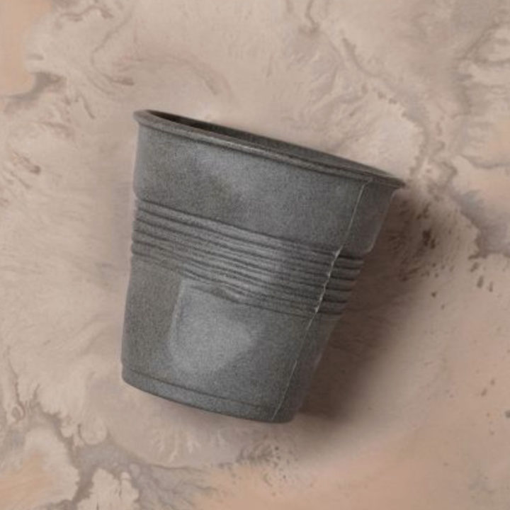 tasse revol froissée 100 % recyclée à partir d'un procédé original de retraitement de la pate de porcelaine, nouveauté 2018 2019 pour le 205e anniversaire de la maison revol porcelaine